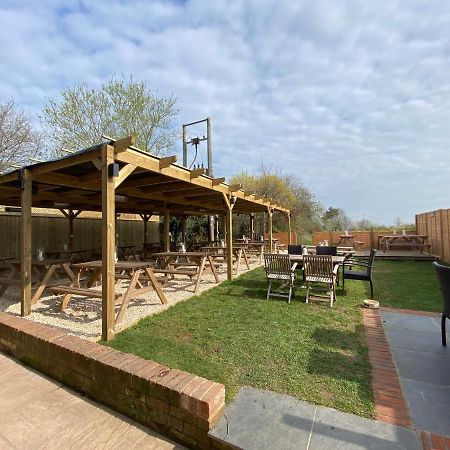 Отель The Six Bells Beenham Экстерьер фото