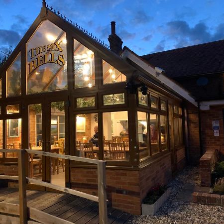 Отель The Six Bells Beenham Экстерьер фото