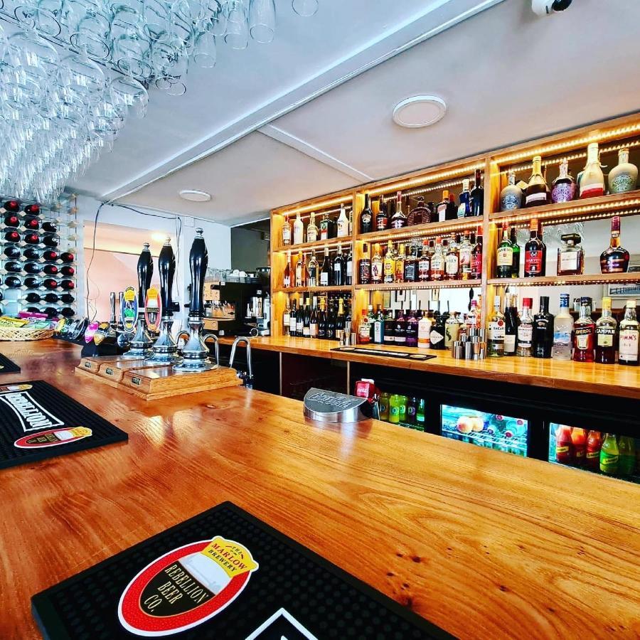 Отель The Six Bells Beenham Экстерьер фото
