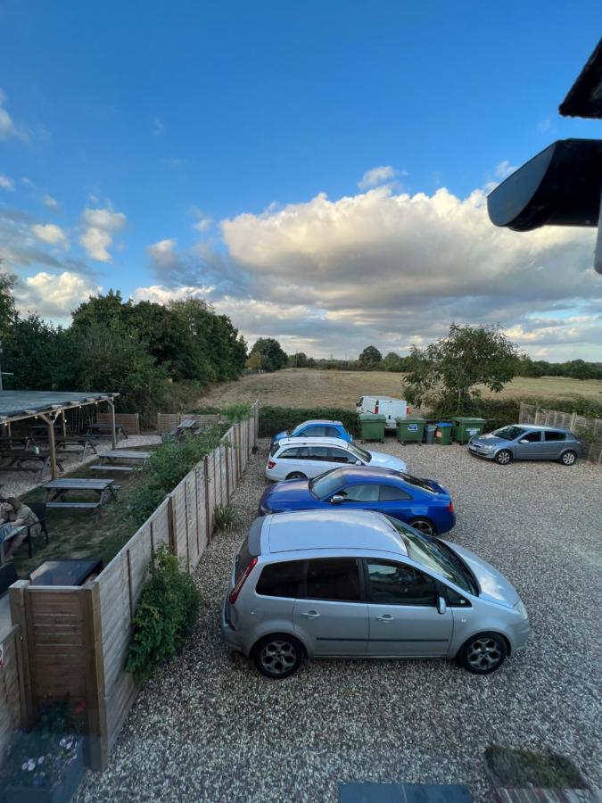 Отель The Six Bells Beenham Экстерьер фото