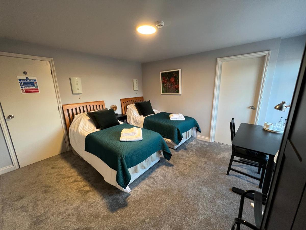 Отель The Six Bells Beenham Экстерьер фото