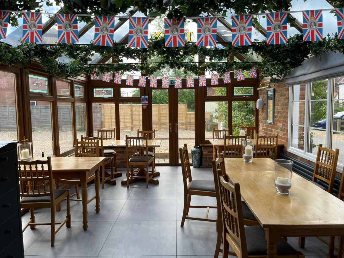 Отель The Six Bells Beenham Экстерьер фото