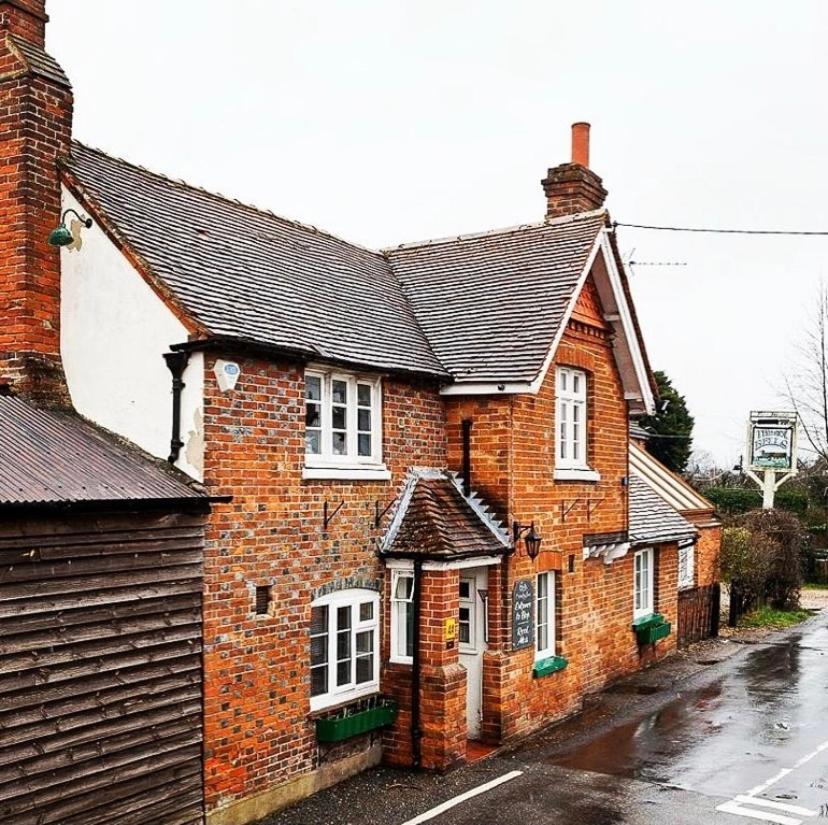Отель The Six Bells Beenham Экстерьер фото