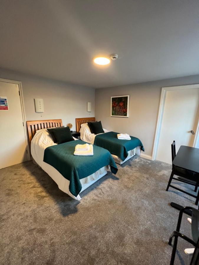 Отель The Six Bells Beenham Экстерьер фото