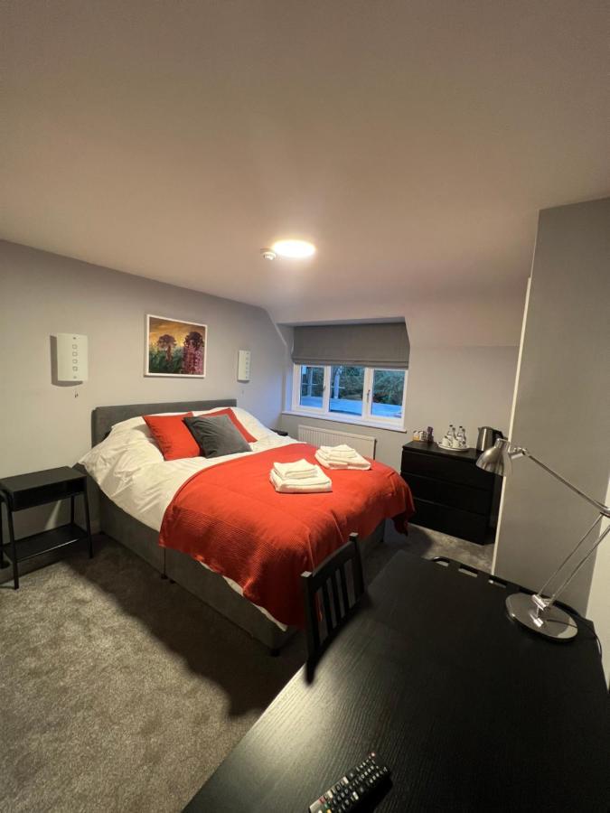 Отель The Six Bells Beenham Экстерьер фото