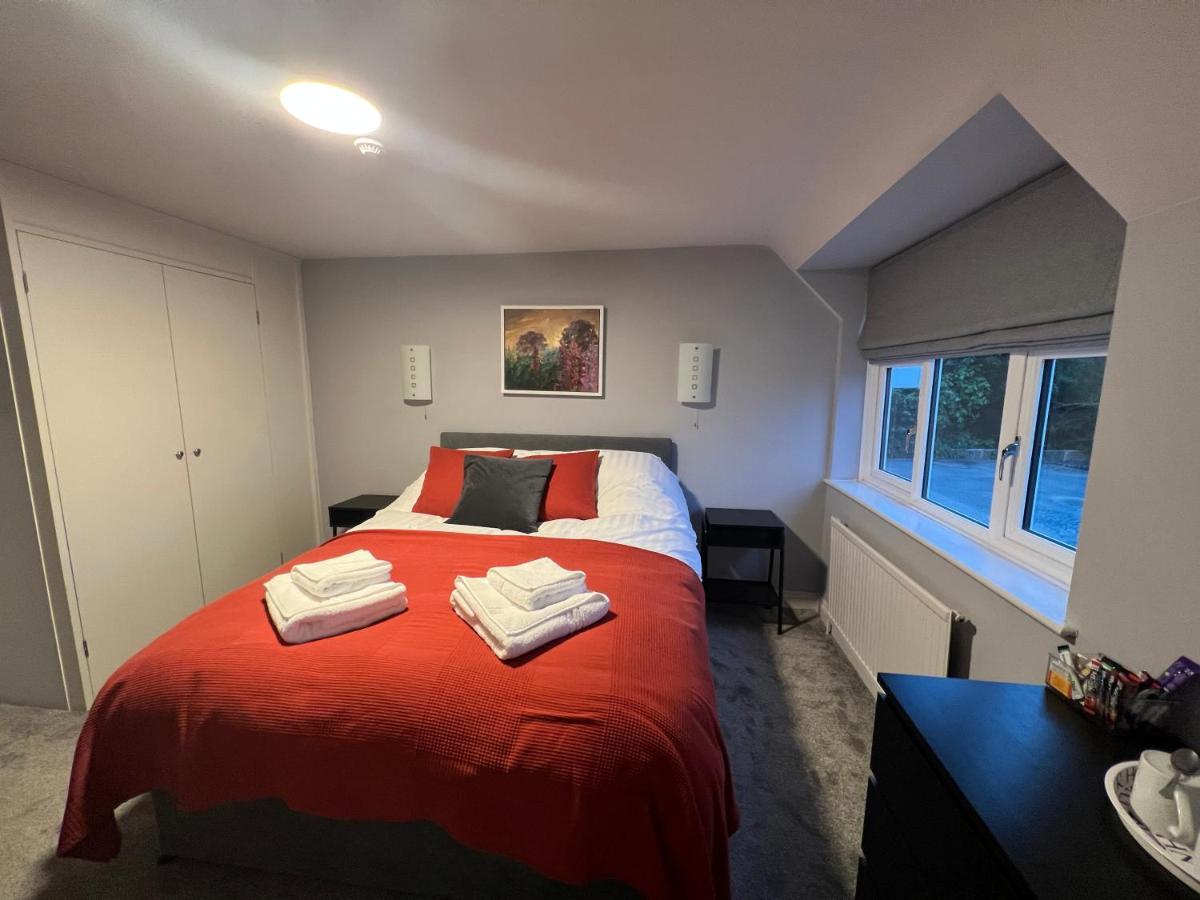 Отель The Six Bells Beenham Экстерьер фото