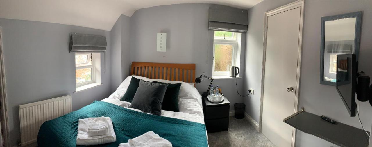 Отель The Six Bells Beenham Экстерьер фото