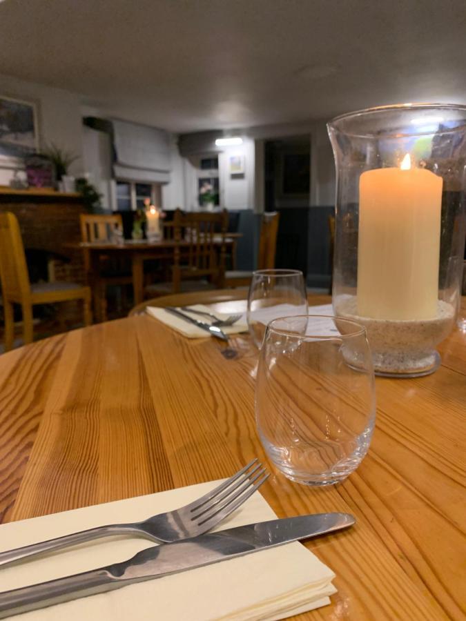 Отель The Six Bells Beenham Экстерьер фото